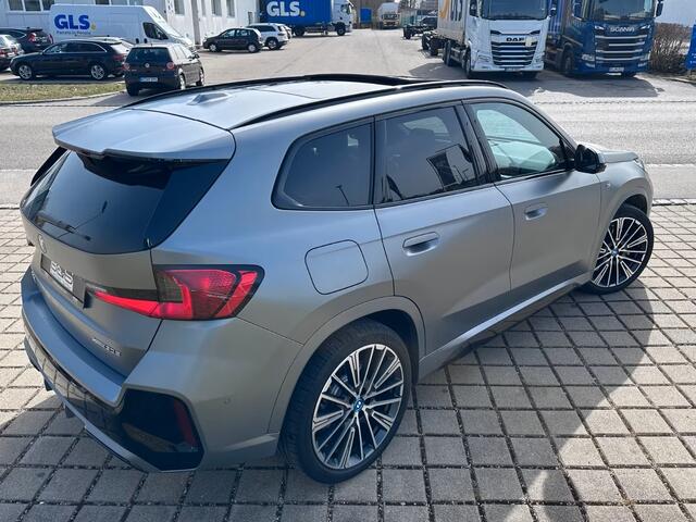 BMW X1 xDrive30e M-SPORT ** FROZEN GREY / MOKKA LEDER, FULL OPTIONS, PANO, TREKH, 20-inch LMV, INNOVATION ** Ex BMW-AG ** ** INFORMEER OOK NAAR ONZE AANTREKKELIJKE FINANCIAL-LEASE TARIEVEN **