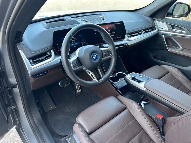 BMW X1 xDrive30e M-SPORT ** FROZEN GREY / MOKKA LEDER, FULL OPTIONS, PANO, TREKH, 20-inch LMV, INNOVATION ** Ex BMW-AG ** ** INFORMEER OOK NAAR ONZE AANTREKKELIJKE FINANCIAL-LEASE TARIEVEN **