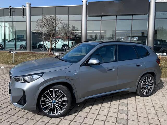 BMW X1 xDrive30e M-SPORT ** FROZEN GREY / MOKKA LEDER, FULL OPTIONS, PANO, TREKH, 20-inch LMV, INNOVATION ** Ex BMW-AG ** ** INFORMEER OOK NAAR ONZE AANTREKKELIJKE FINANCIAL-LEASE TARIEVEN **