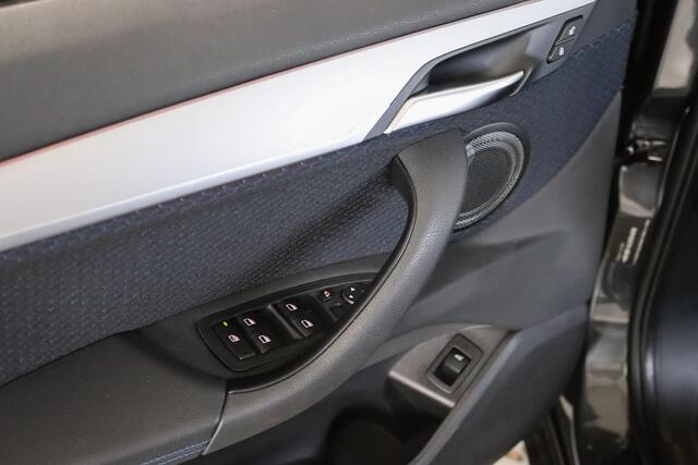 BMW X1 sDrive20i High Executive M-sport, Panoramadak, HUD, Camera, H&K, Memory, Keyless