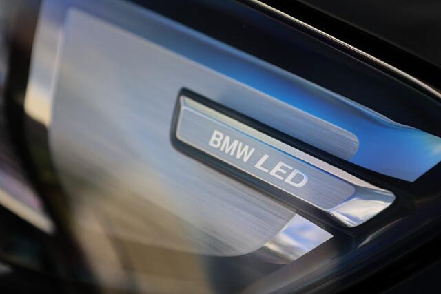 BMW X1 xDrive30e | M-SPORT | NAP! | PANO | H/K AUDIO | HUD | MEMORY | 20'' | KEYLESS | LED ADAPTIEF |