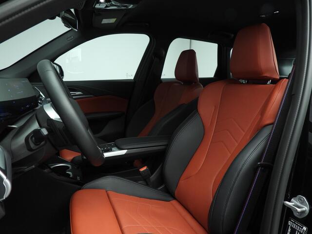 BMW X1 sDrive18i | M-Sportpakket | LED | Leder | HUD | Active cruise | Trekhaak | Stoelverwarming | DAB | Alu 19 inch