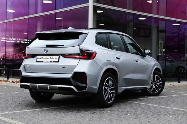 BMW X1 xDrive25e M Sport Automaat / Sportstoelen / Comfort Access / Achteruitrijcamera / M Adaptief onderstel / Adaptieve LED