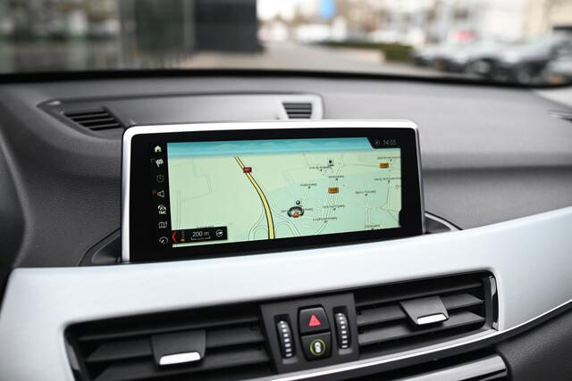 BMW X1 sDrive20i High Executive xLine Automaat / Trekhaak / Panoramadak / Sportstoelen / Achteruitrijcamera / Head-Up / Cruise Control / Stoelverwarming