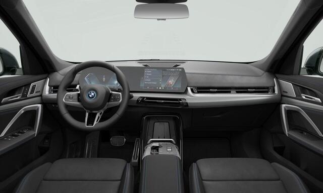 BMW X1 xDrive25e M Sportpakket Pro 20'' / Panoramadak / Harman Kardon / Elektrisch verstelbare stoelen / Trekhaak