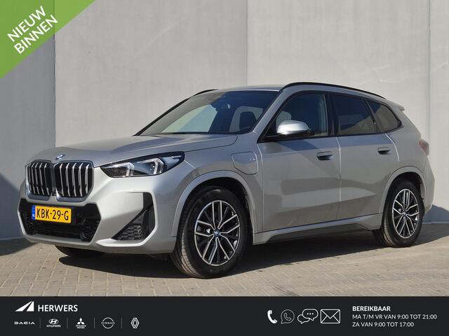 BMW X1 xDrive25e M-Sport Automaat / Accu SOH 93,97% / Elektrische wegklapbare trekhaak / Dealer onderhouden / Trekgewicht 1.700 kg / Apple Carplay Android Auto / head-up display / Rondomzicht camera / Voorstoelen verwarmd /