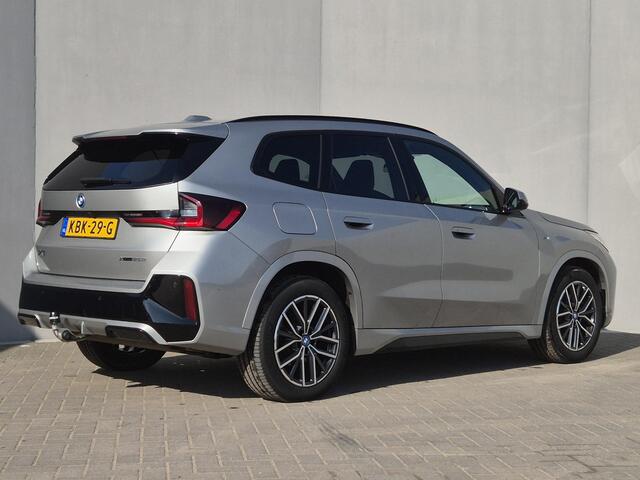 BMW X1 xDrive25e M-Sport Automaat / Accu SOH 93,97% / Elektrische wegklapbare trekhaak / Dealer onderhouden / Trekgewicht 1.700 kg / Apple Carplay Android Auto / head-up display / Rondomzicht camera / Voorstoelen verwarmd /