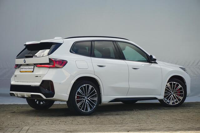 BMW X1 sDrive20i M Sport Pro / Trekhaak / Panoramadak / Keyless entry / Adaptieve LED koplampen / Stoel & Stuurwielverwarming