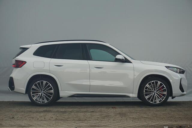 BMW X1 sDrive20i M Sport Pro / Trekhaak / Panoramadak / Keyless entry / Adaptieve LED koplampen / Stoel & Stuurwielverwarming