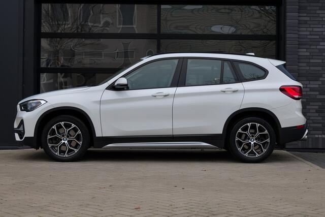 BMW X1 sDrive20i Executive Edition | NAP! | DEALER.OND | PANO | HUD | TREKHAAK | STOELVERWARMING |