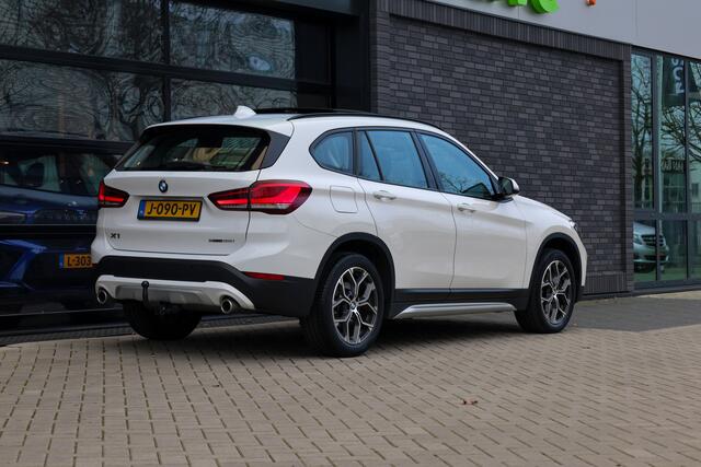 BMW X1 sDrive20i Executive Edition | NAP! | DEALER.OND | PANO | HUD | TREKHAAK | STOELVERWARMING |