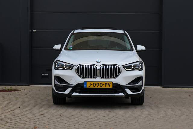 BMW X1 sDrive20i Executive Edition | NAP! | DEALER.OND | PANO | HUD | TREKHAAK | STOELVERWARMING |