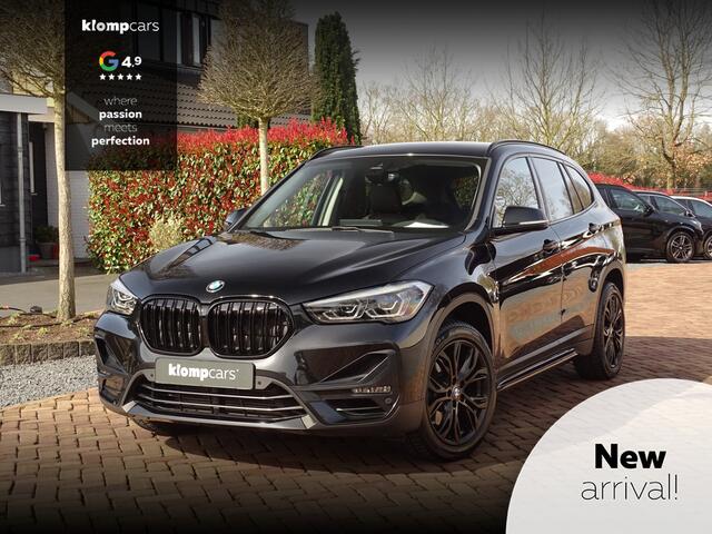BMW X1 xDrive25i | All Black | HUD | Trekhk. 13P | Keyless "Uitschuifb.A-bank | 25"Nav-scherm