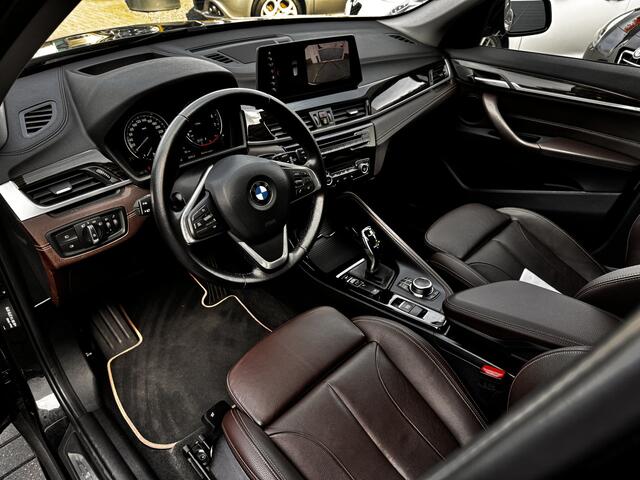 BMW X1 xDrive25i | All Black | HUD | Trekhk. 13P | Keyless "Uitschuifb.A-bank | 25"Nav-scherm