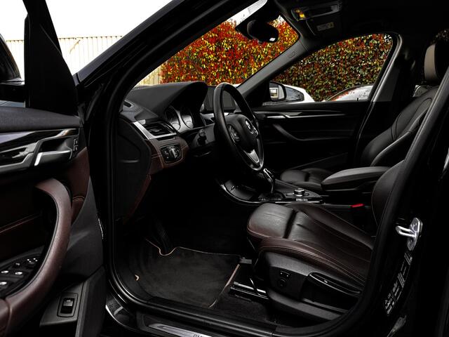 BMW X1 xDrive25i | All Black | HUD | Trekhk. 13P | Keyless "Uitschuifb.A-bank | 25"Nav-scherm