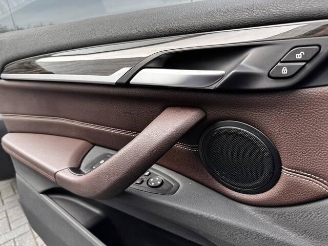 BMW X1 xDrive25i | All Black | HUD | Trekhk. 13P | Keyless "Uitschuifb.A-bank | 25"Nav-scherm