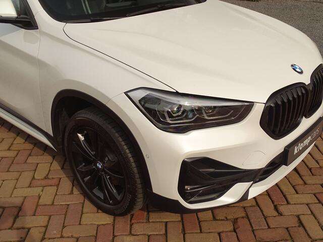 BMW X1 sDrive18i | Handbak | Uniek | PearlWeiss | Leer | Nav | All-black! | Privacy glass