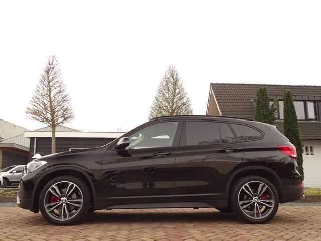 BMW X1 sDrive20i Sportif | All-Black | Uniek | Custom | 19 inch | Nav