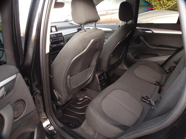 BMW X1 sDrive20i Sportif | All-Black | Uniek | Custom | 19 inch | Nav