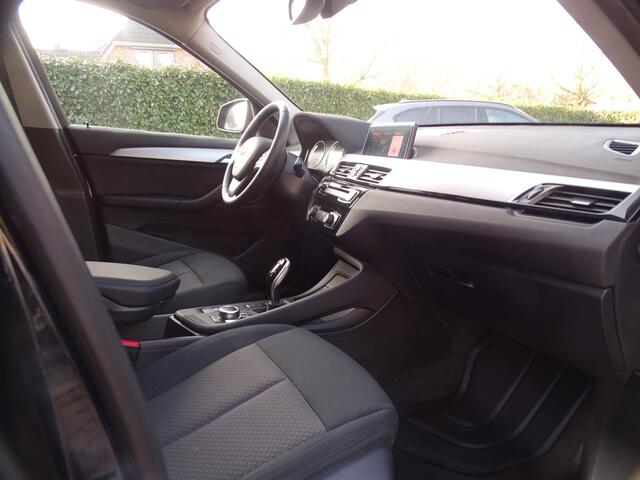 BMW X1 sDrive20i Sportif | All-Black | Uniek | Custom | 19 inch | Nav