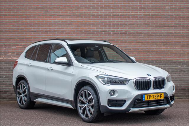 BMW X1 sDrive20i High Executive, 63.000km NAP, Sport Line, Panoramadak, Camera, Trekhaak, Leder, Head-up, Stoelverwarming.