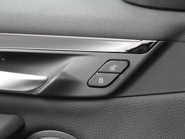 BMW X1 sDrive20i High Executive | X Line | Sportstoelen | Media Pack |