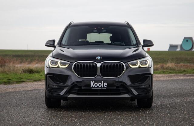 BMW X1 xDrive25e Executive CAMERA / CARPLAY / HEAD UP DISPLAY / LEDER / LED / CRUISE CONTROLE / STOELVERWARMING