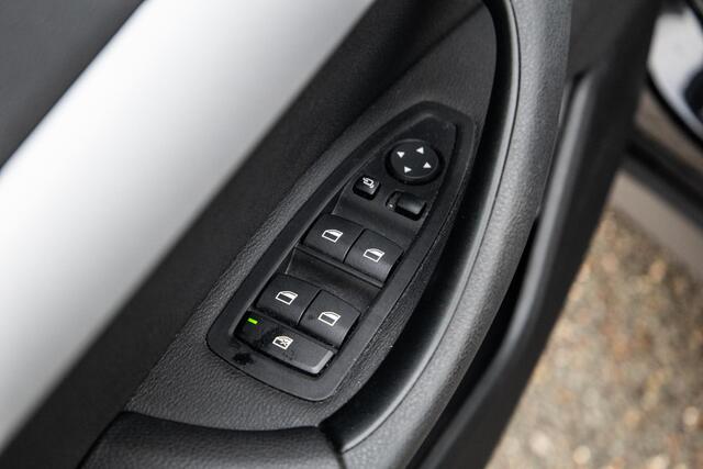 BMW X1 xDrive25e Executive CAMERA / CARPLAY / HEAD UP DISPLAY / LEDER / LED / CRUISE CONTROLE / STOELVERWARMING