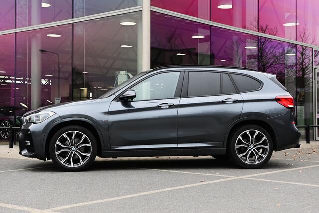 BMW X1 sDrive18i Executive M Sport Automaat / Panoramadak / Sportstoelen / Comfort Access / Achteruitrijcamera / Head-Up / Adaptieve LED