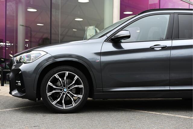 BMW X1 sDrive18i Executive M Sport Automaat / Panoramadak / Sportstoelen / Comfort Access / Achteruitrijcamera / Head-Up / Adaptieve LED