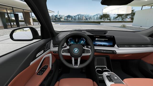 BMW X1 xDrive25e High Executive M Sport Automaat / Panoramadak / Trekhaak / Sportstoelen / Head-Up / M Adaptief onderstel / Parking Assistant Plus / Comfort Access