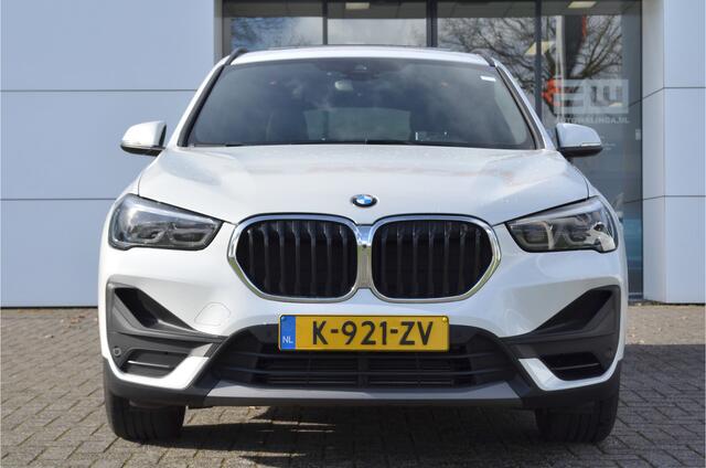 BMW X1 sDrive20i 180pk Automaat | Panoramdak | Carplay | Head Up | Achteruitrij camera |Stoelverwarming | Dealer Metallic Lak