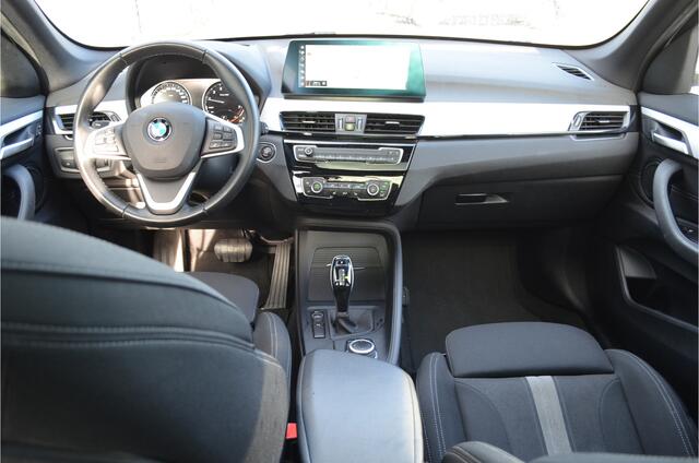 BMW X1 sDrive20i 180pk Automaat | Panoramdak | Carplay | Head Up | Achteruitrij camera |Stoelverwarming | Dealer Metallic Lak