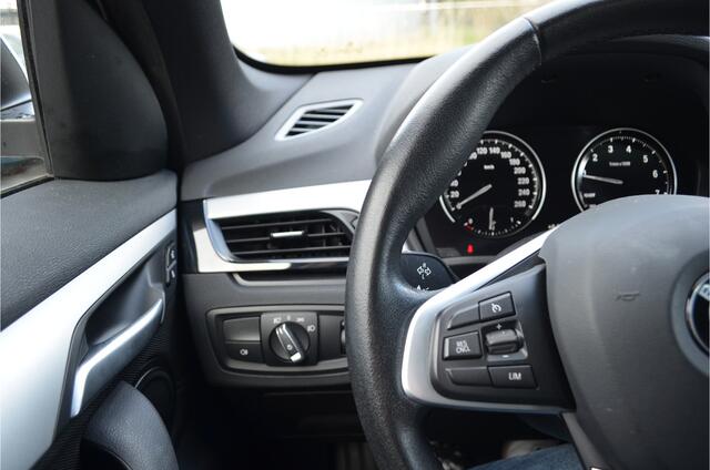 BMW X1 sDrive20i 180pk Automaat | Panoramdak | Carplay | Head Up | Achteruitrij camera |Stoelverwarming | Dealer Metallic Lak