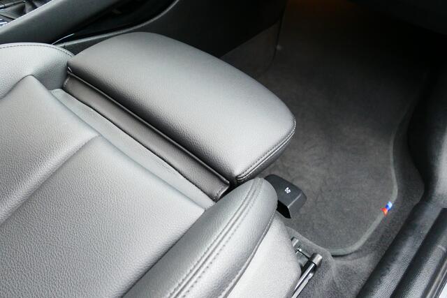 BMW X1 sDrive18i High Executive. Camera, Leer, StoelVerw, Full Led, Elek A Klep, 19"LM Velgen