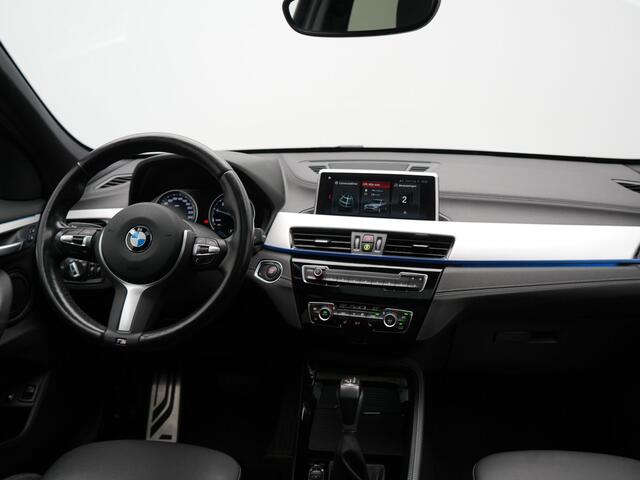 BMW X1 xDrive25e M Sport PHEV 221pk Dealer O.H | Trekhaak Afn. | Panodak | Camera | Sportstoelen & Sportstuur Verwarmd | Hifi Audio | Cruise Control | Sfeerverlichting | Navigatie | DAB | 19"L.M | Plug In Hybrid |
