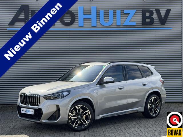BMW X1 sDrive20i M Sport Panoramadak Stuurwielverwarming Massage 19 Inch Keyless Entry ACC Harman-Kardon Sound 360 Gr Camera Keyless Entry Head-Up Display