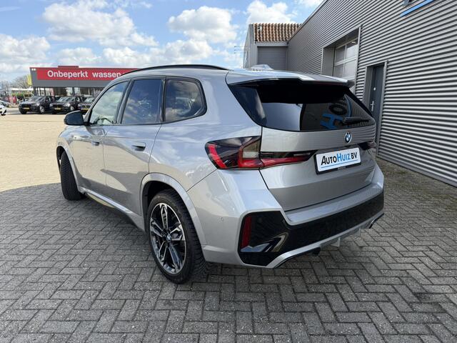 BMW X1 sDrive20i M Sport Panoramadak Stuurwielverwarming Massage 19 Inch Keyless Entry ACC Harman-Kardon Sound 360 Gr Camera Keyless Entry Head-Up Display