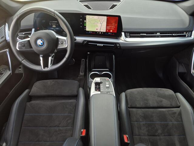 BMW X1 xDrive25e M-Sport Automaat / Accu SOH 96,33% / Trekgewicht 1.700 kg / Stuur- & Stoelverwarming / elektrisch achterklep / Apple Carplay Android Auto / Harman Kardon Audio Systeem / Achteruitrijcamera / cruise control adaptief /