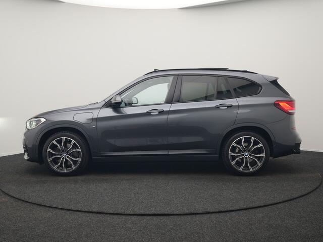 BMW X1 xDrive25e M Sport PHEV 221pk Dealer O.H. | Trekhaak Af Fabriek | Panodak | Adaptive Cruise | Head Up | Camera | Lederen Sportstoelen Memory & Verwarmd | Harman / Kardon | Keyless | Sfeerverlichting | Navigatie | DAB | Plug In Hybrid