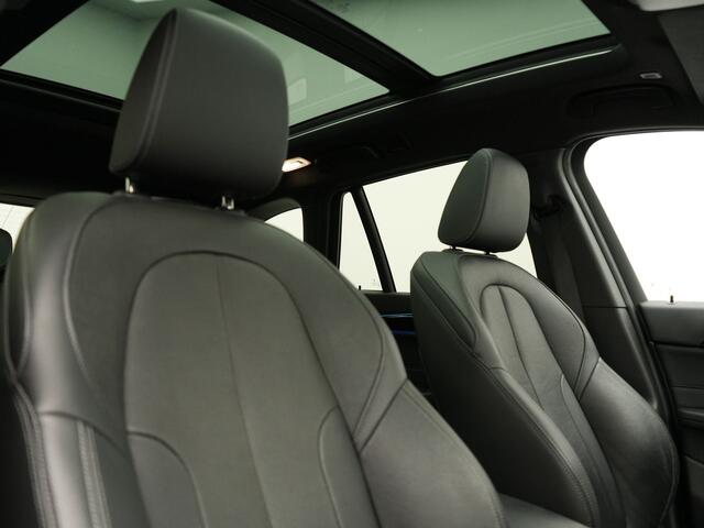 BMW X1 xDrive25e M Sport PHEV 221pk Dealer O.H. | Trekhaak Af Fabriek | Panodak | Adaptive Cruise | Head Up | Camera | Lederen Sportstoelen Memory & Verwarmd | Harman / Kardon | Keyless | Sfeerverlichting | Navigatie | DAB | Plug In Hybrid