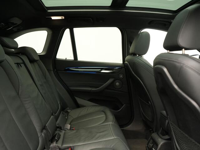 BMW X1 xDrive25e M Sport PHEV 221pk Dealer O.H. | Trekhaak Af Fabriek | Panodak | Adaptive Cruise | Head Up | Camera | Lederen Sportstoelen Memory & Verwarmd | Harman / Kardon | Keyless | Sfeerverlichting | Navigatie | DAB | Plug In Hybrid