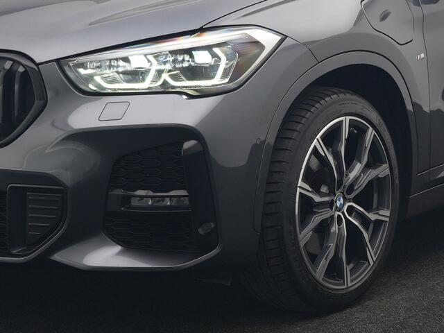BMW X1 xDrive25e M Sport PHEV 221pk Dealer O.H. | Trekhaak Af Fabriek | Panodak | Adaptive Cruise | Head Up | Camera | Lederen Sportstoelen Memory & Verwarmd | Harman / Kardon | Keyless | Sfeerverlichting | Navigatie | DAB | Plug In Hybrid