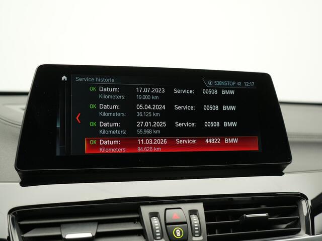 BMW X1 xDrive25e M Sport PHEV 221pk Dealer O.H. | Trekhaak Af Fabriek | Panodak | Adaptive Cruise | Head Up | Camera | Lederen Sportstoelen Memory & Verwarmd | Harman / Kardon | Keyless | Sfeerverlichting | Navigatie | DAB | Plug In Hybrid