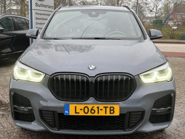 BMW X1 xDrive25e eDrive M Sport | Plug-in Hybride | PHEV | 220pk | Panoramadak | Storm Bay Metallic | 19 inch | M Pakket | Camera | Sportstoelen | Led verlichting | Head Up Display | Shadowline Exterieur