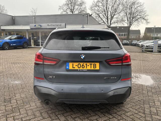 BMW X1 xDrive25e eDrive M Sport | Plug-in Hybride | PHEV | 220pk | Panoramadak | Storm Bay Metallic | 19 inch | M Pakket | Camera | Sportstoelen | Led verlichting | Head Up Display | Shadowline Exterieur