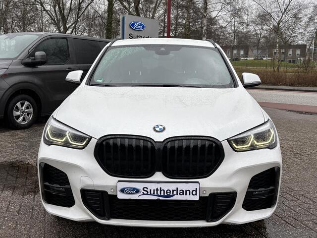BMW X1 xDrive25e M Sport | 220 PK PHEV | Plug-in Hybride | M pakket | Trekhaak | 19 inch | Camera | Sportstoelen | Stoelverwarming | Adaptive Led | Individual dakhemel | Elektrische achterklep