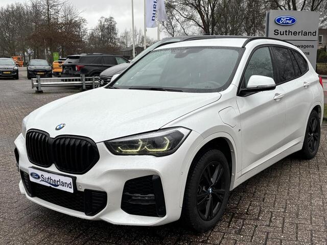 BMW X1 xDrive25e M Sport | 220 PK PHEV | Plug-in Hybride | M pakket | Trekhaak | 19 inch | Camera | Sportstoelen | Stoelverwarming | Adaptive Led | Individual dakhemel | Elektrische achterklep