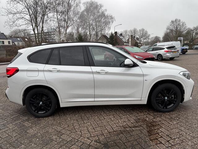 BMW X1 xDrive25e M Sport | 220 PK PHEV | Plug-in Hybride | M pakket | Trekhaak | 19 inch | Camera | Sportstoelen | Stoelverwarming | Adaptive Led | Individual dakhemel | Elektrische achterklep