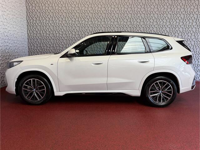 BMW X1 SDRIVE M-SPORT SHADOW LINE NAVI LED ELEK.KLEP ADAP.CRUISE LEER/ALCANTARA CAMERA M-SPORT INTERIEUR / EXTERIEUR ? Top Auto's. Al 30 Jaar uw Bmw Specialist in , BMW M / M Sport / PHEV / HEV / Hybrid / Mhev / 25e / 30e / xDrive25e // xDrive30e / sDrive18i / 